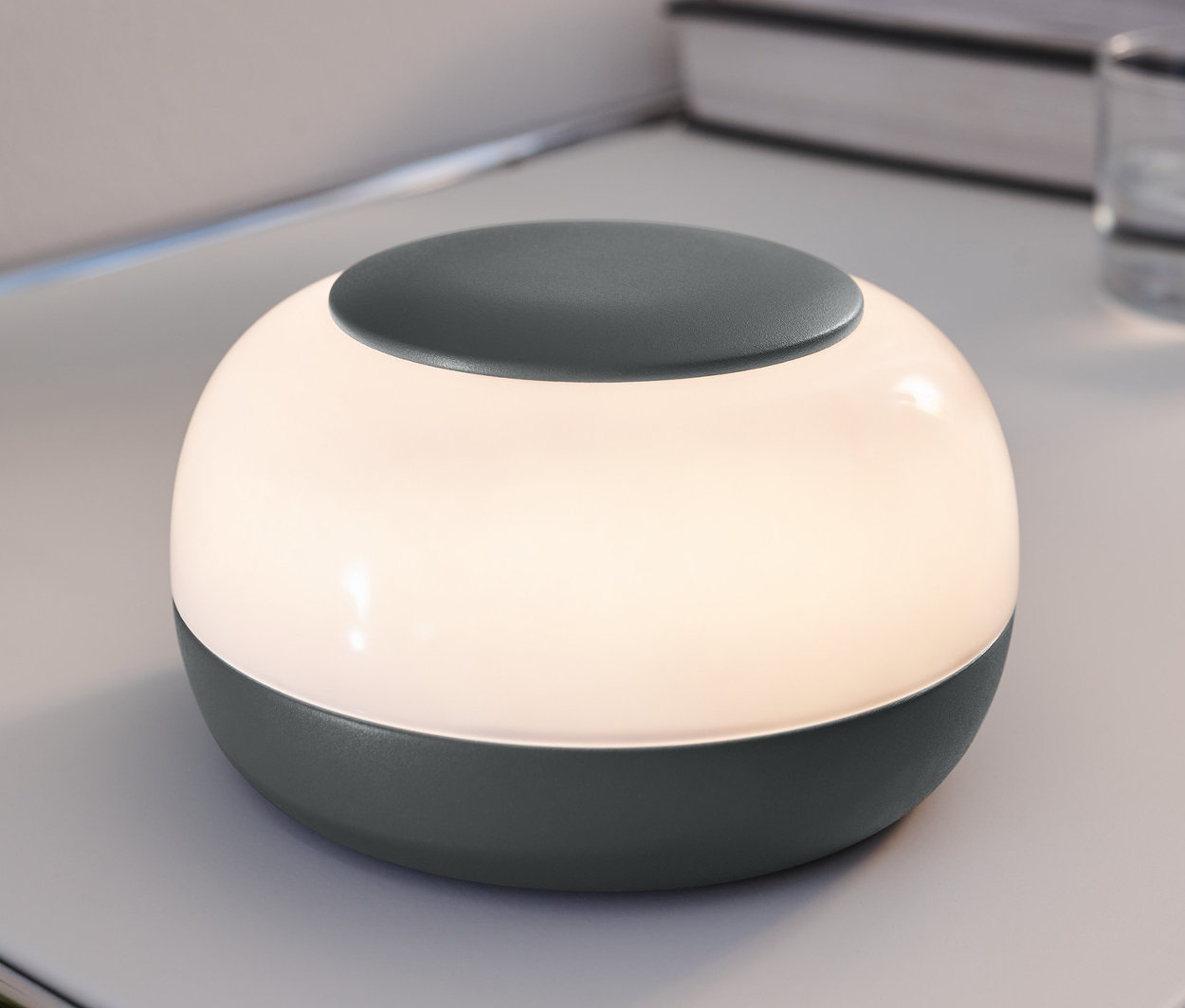 Masanın üzerinde bir LED Ambiyans Lambası duruyor.