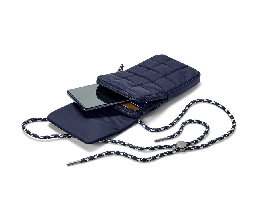 İçinde telefon ve kartların olduğu koyu mavi, yalıtımlı akıllı telefon çantası.