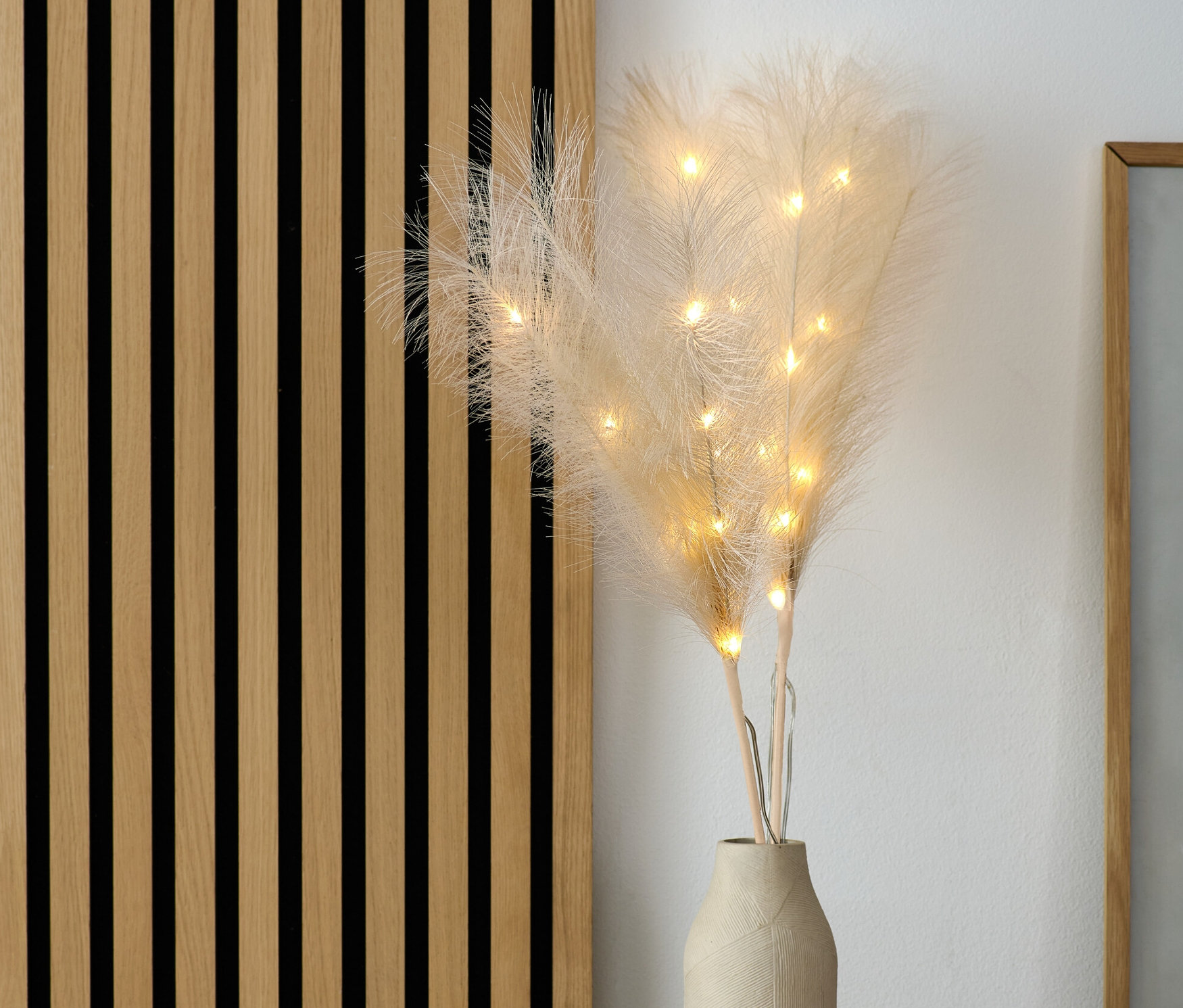 Şifonyerdeki vazoda LED Dekoratif Dal »Pampas Otu«.