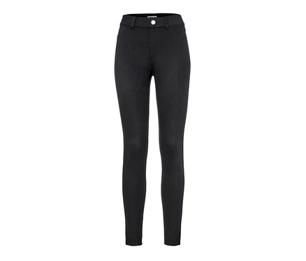 Beyaz arka planda siyah jegging pantolon.