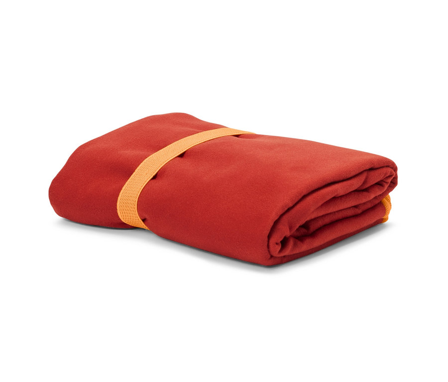 Katlanmış, turuncu şeritle bağlanmış, yaklaşık 70 x 140 cm boyutlarında outdoor havlu.