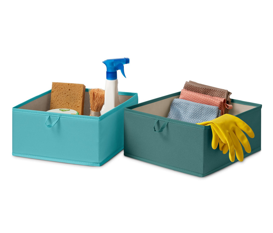 İki adet büyük çekmece düzenleme kutusu; biri temizlik malzemeleriyle dolu mavi, diğeri bezler ve eldivenlerle dolu yeşil.