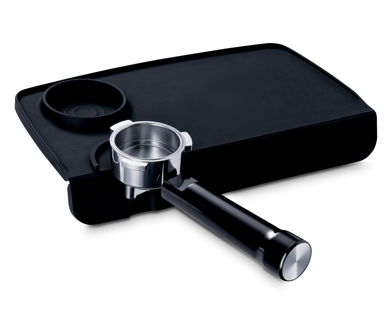 Siyah bir tamper matı ve gümüş renkli bir kahve filtresi.