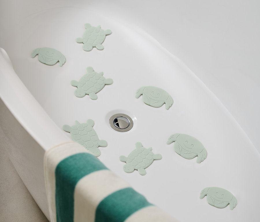 Bir küvetin içinde kaplumbağa ve yengeç şeklinde 8 adet kaydırmaz ped bulunmaktadır.