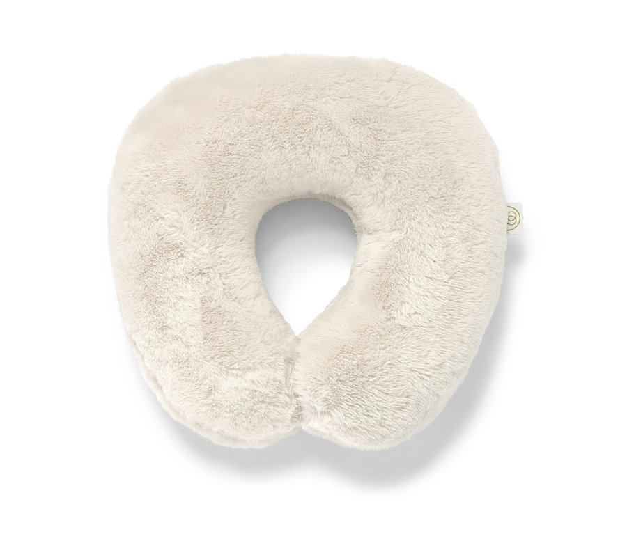 Krem rengi hafızalı süngerli boyun yastığı.