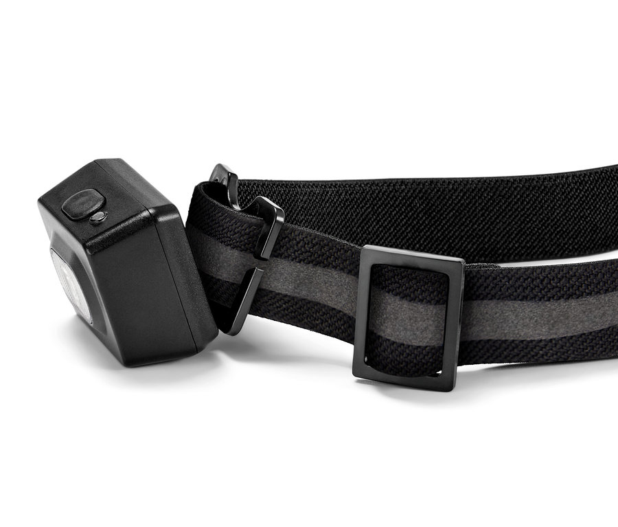 Ayarlanabilir kayışı olan siyah bir kafa lambasının detayı.