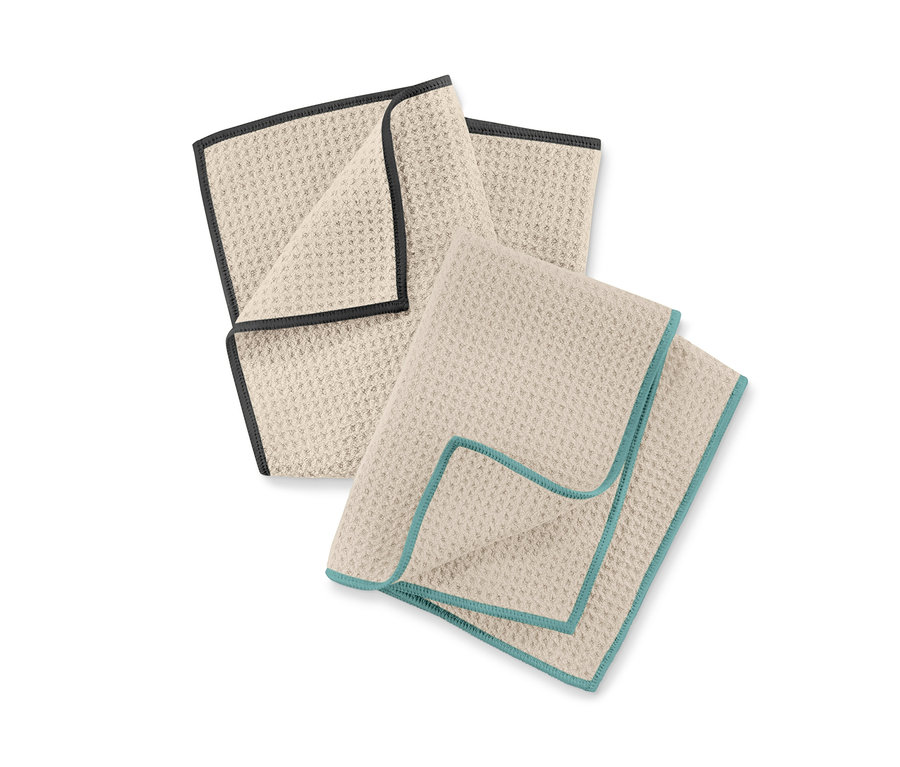 Kenarları şeritli iki adet bej renkli 2 Adet Kurulama Bezi beyaz bir arka plan üzerinde katlanmış halde duruyor.