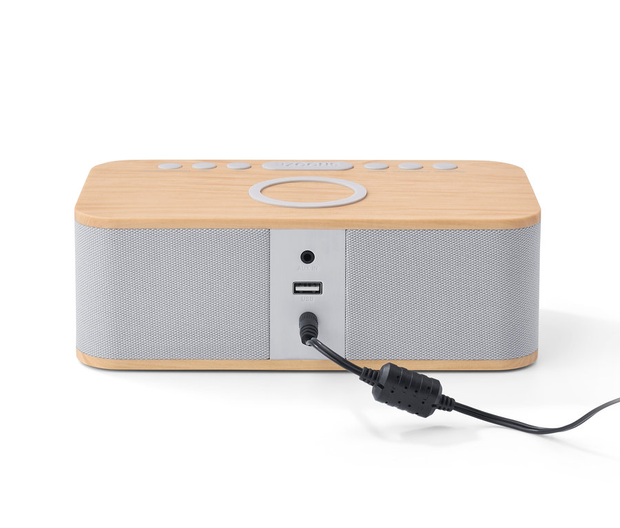 Güç kablosuyla birlikte kablosuz şarj ve Bluetooth® özellikli çalar saatin yakın çekimi.