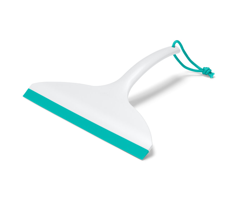 Turkuaz lastik kenarlı ve kordonlu beyaz banyo sileceği.