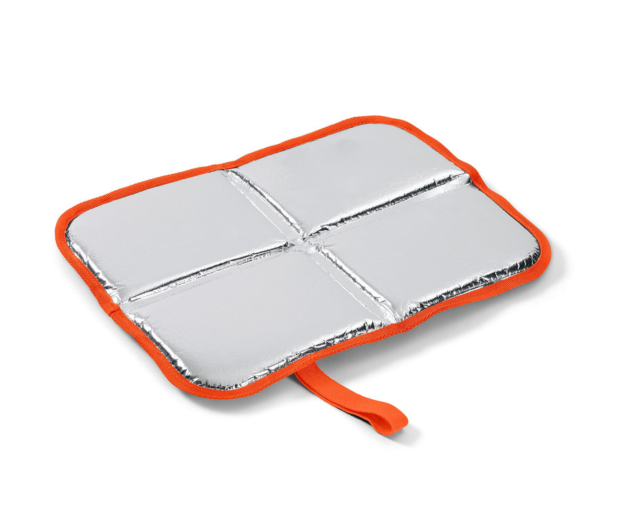 Gümüş yüzeyli ve turuncu kenarlı katlanabilir minder.