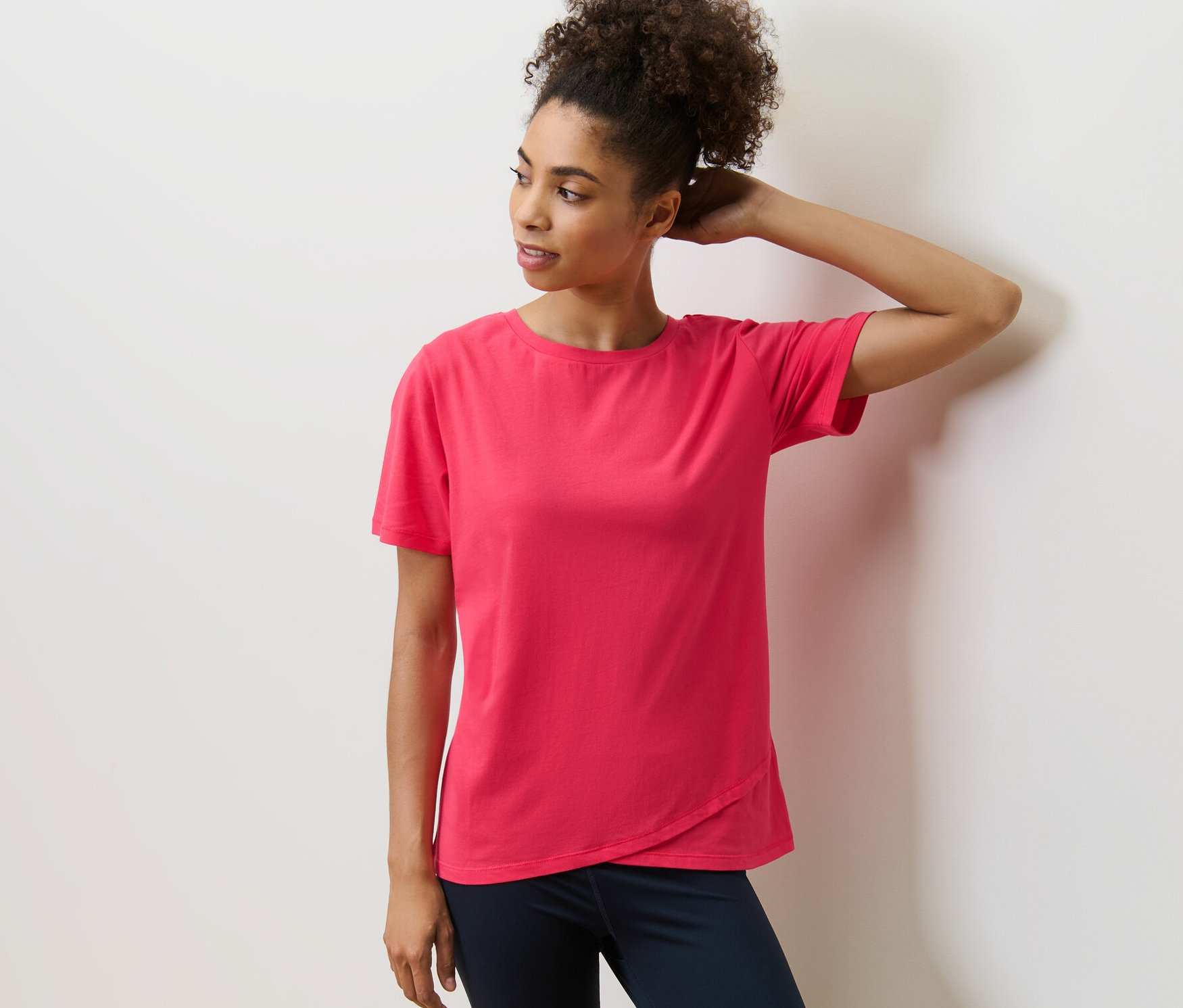 Kadın spor tişörtüyle poz veriyor