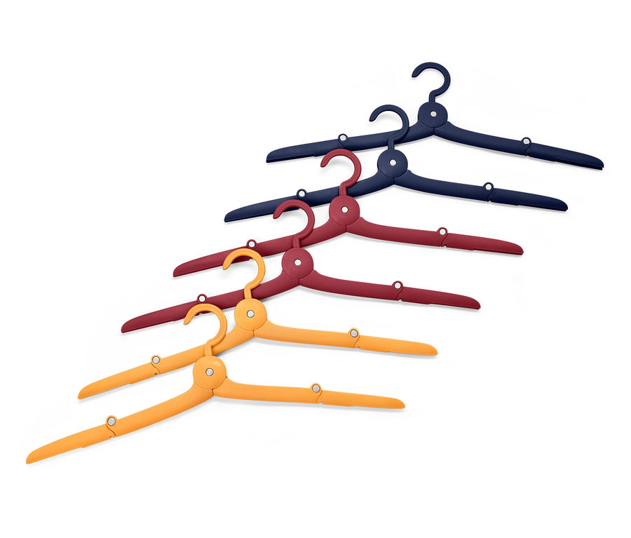 Mavi, kırmızı ve sarı renklerde altı adet katlanabilir yolculuk askısı.