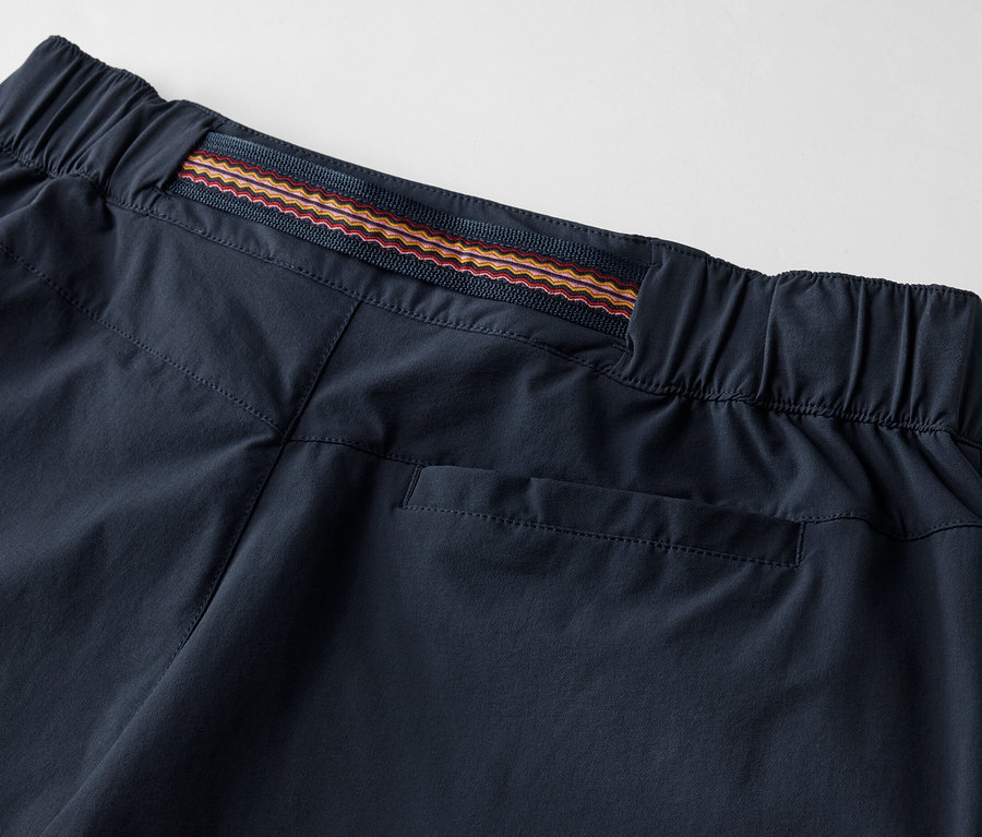 Lastikli belli ve arka cepli fonksiyonel trekking şortunun yakın çekimi.