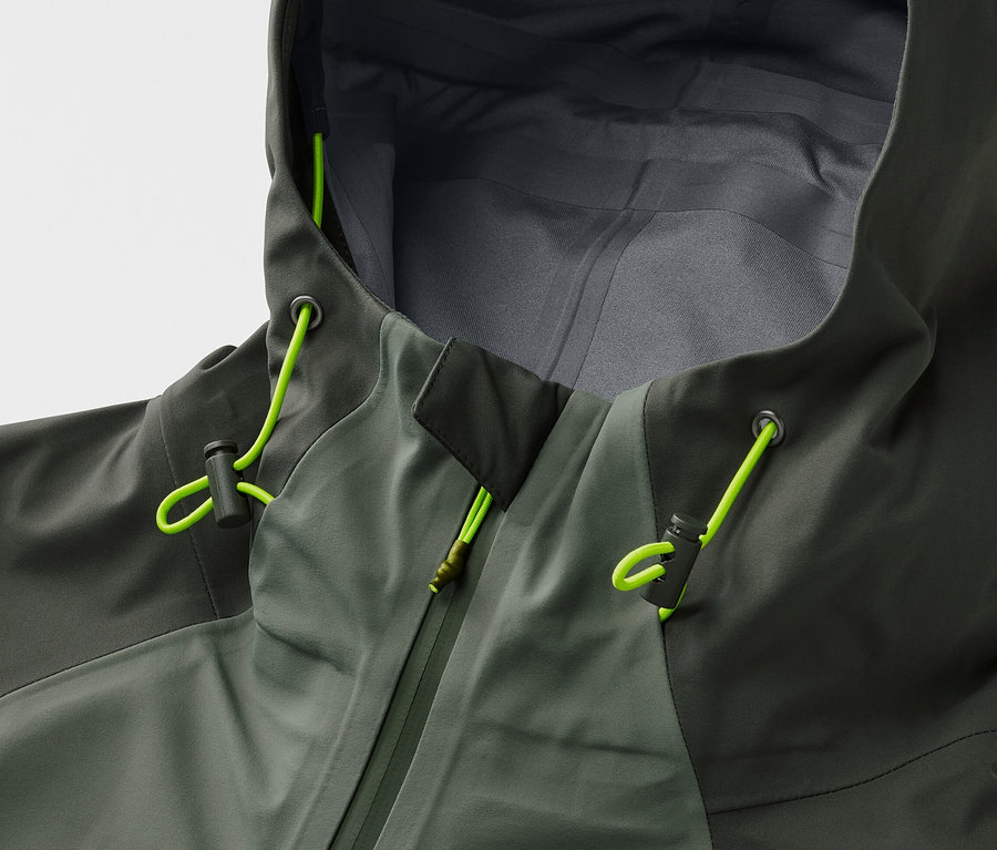 Kapüşonlu ve neon yeşili büzgü ipli haki renkli 3 katlı bir outdoor montun yakın çekim detayı.