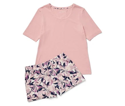 Pembe kısa kollu pijama üstü ve çiçekli şort.