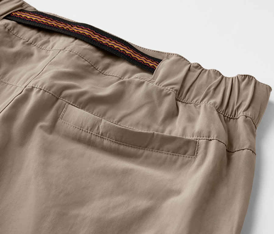 Bej rengi, elastik belli ve cepli sivrisinek korumalı outdoor pantolonun yakın çekim detayı.