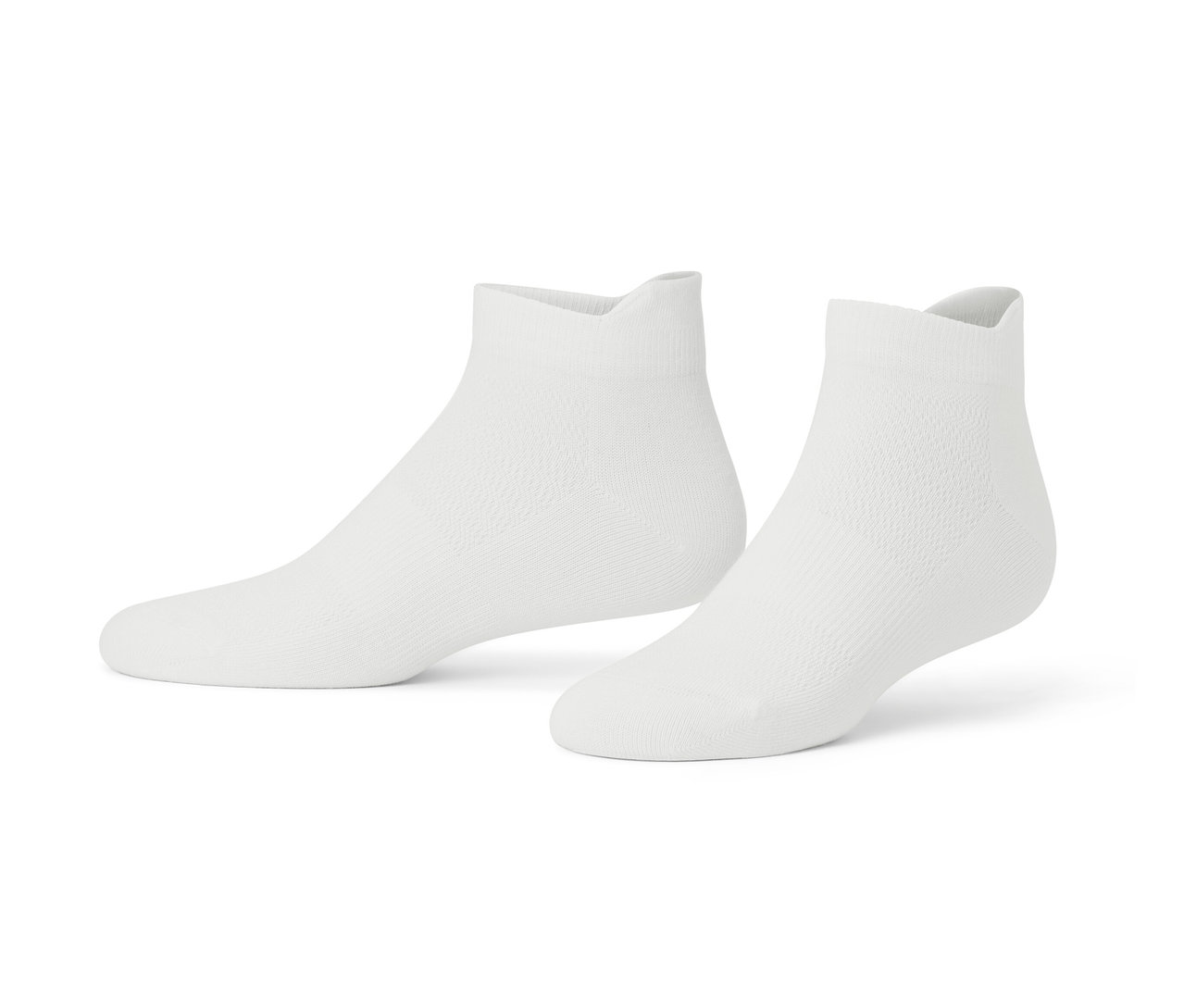 İki çift beyaz sneaker çorabı.