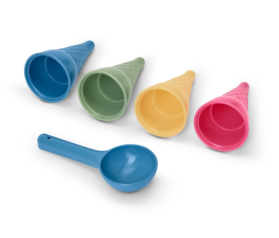 Beyaz bir arka planda dört adet dondurma şeklinde kum kalıbı (mavi, yeşil, sarı ve pembe) ve mavi bir kürek.