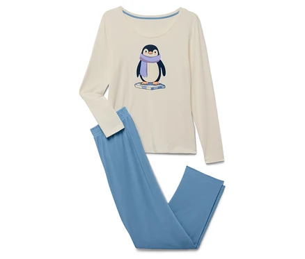 Bej rengi, uzun kollu pijama ve mavi pantolon. Tişörtün üzerinde mor atkılı bir penguen resmi var.