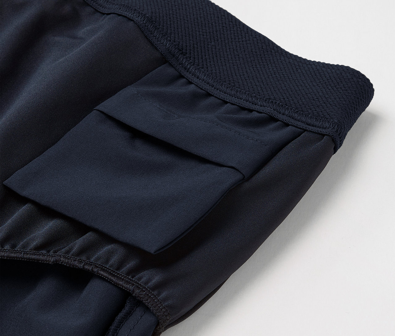 Cepli lacivert şortun yakın çekimi.