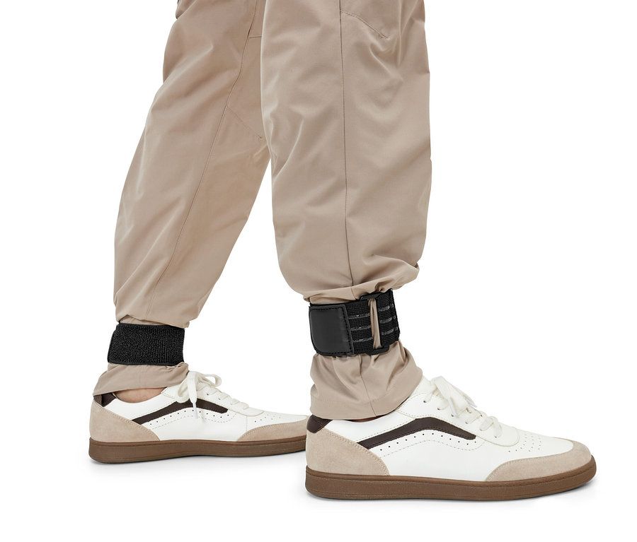 Pantolon, ayakkabılara 6 adet cırtcırt bantlı kelepçe ile tutturulmuş.