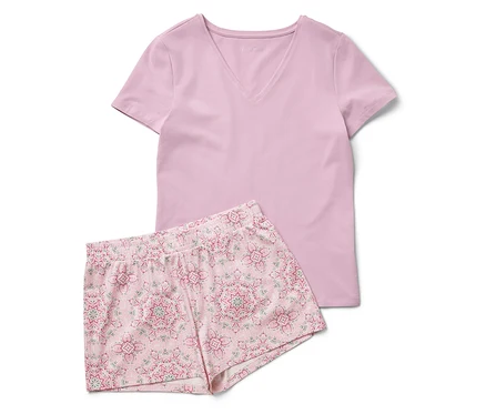 Kısa kollu bir üst ve çiçek desenli şorttan oluşan kısa bir pijama takımı.