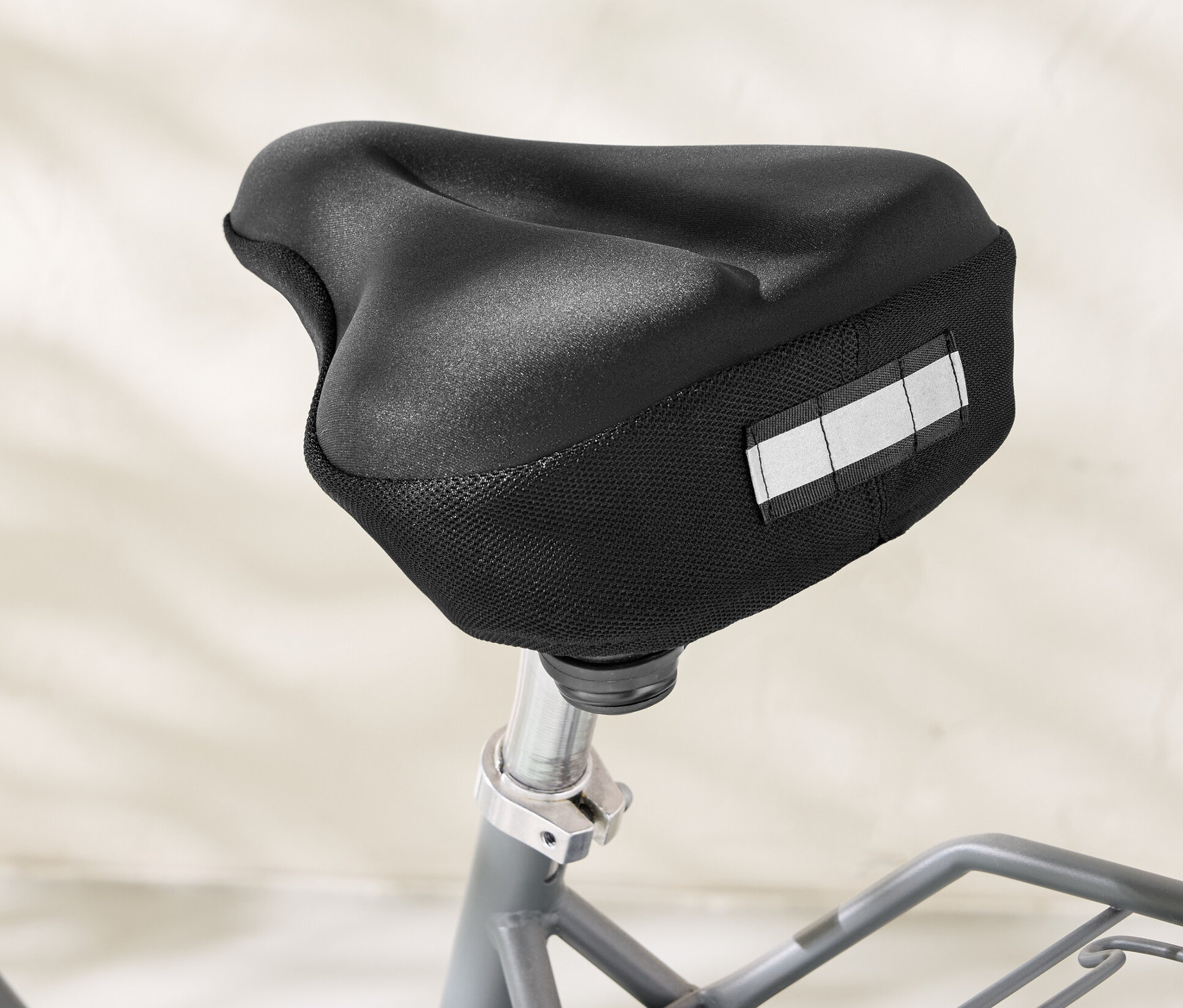 Bir bisiklet üzerindeki siyah, hafızalı süngerli sele kılıfının yakın çekimi.