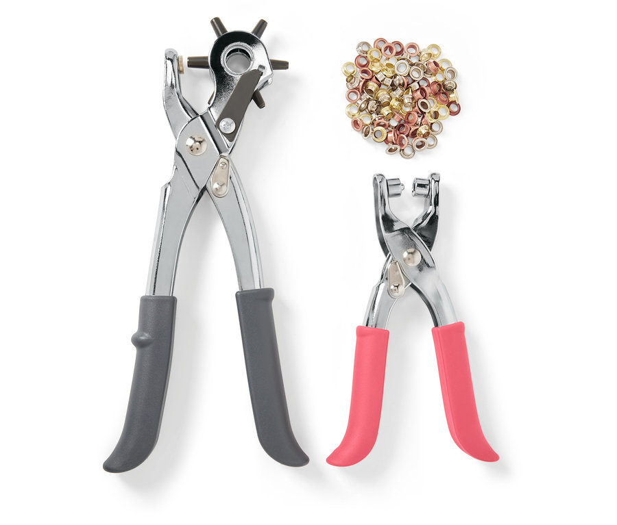 Beyaz bir arka plan üzerinde iki zımba ve perçin.