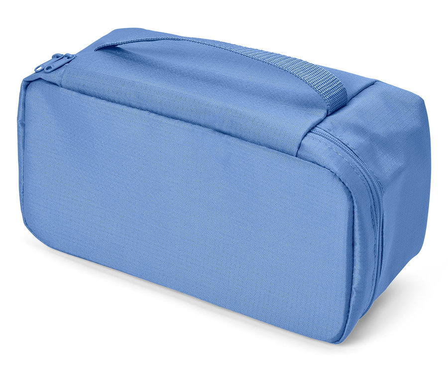 Açık mavi fermuarlı ve taşıma saplı makyaj çantası beyaz bir arka plan üzerinde.