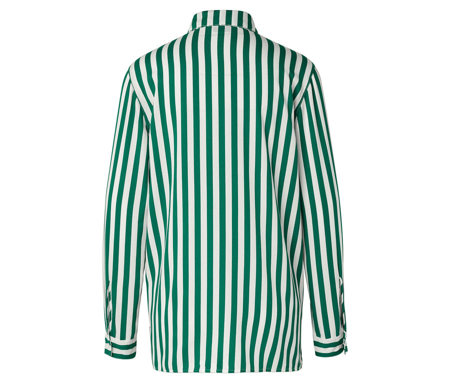 Yeşil ve beyaz çizgili, uzun kollu bir gömleğin arka görünümü.