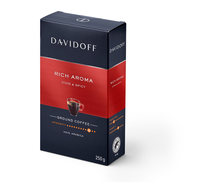 Kırmızı şeritli, 250g'lık bir paket Davidoff Rich Aroma çekilmiş kahve.