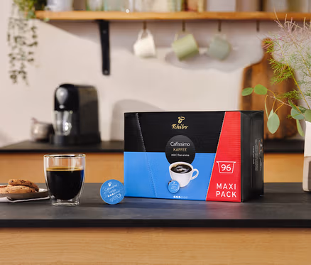 Bir bardak kahve ve kurabiyeler, bir paket Cafissimo Kahve Intense Aroma- 30 Kapsül yanında.