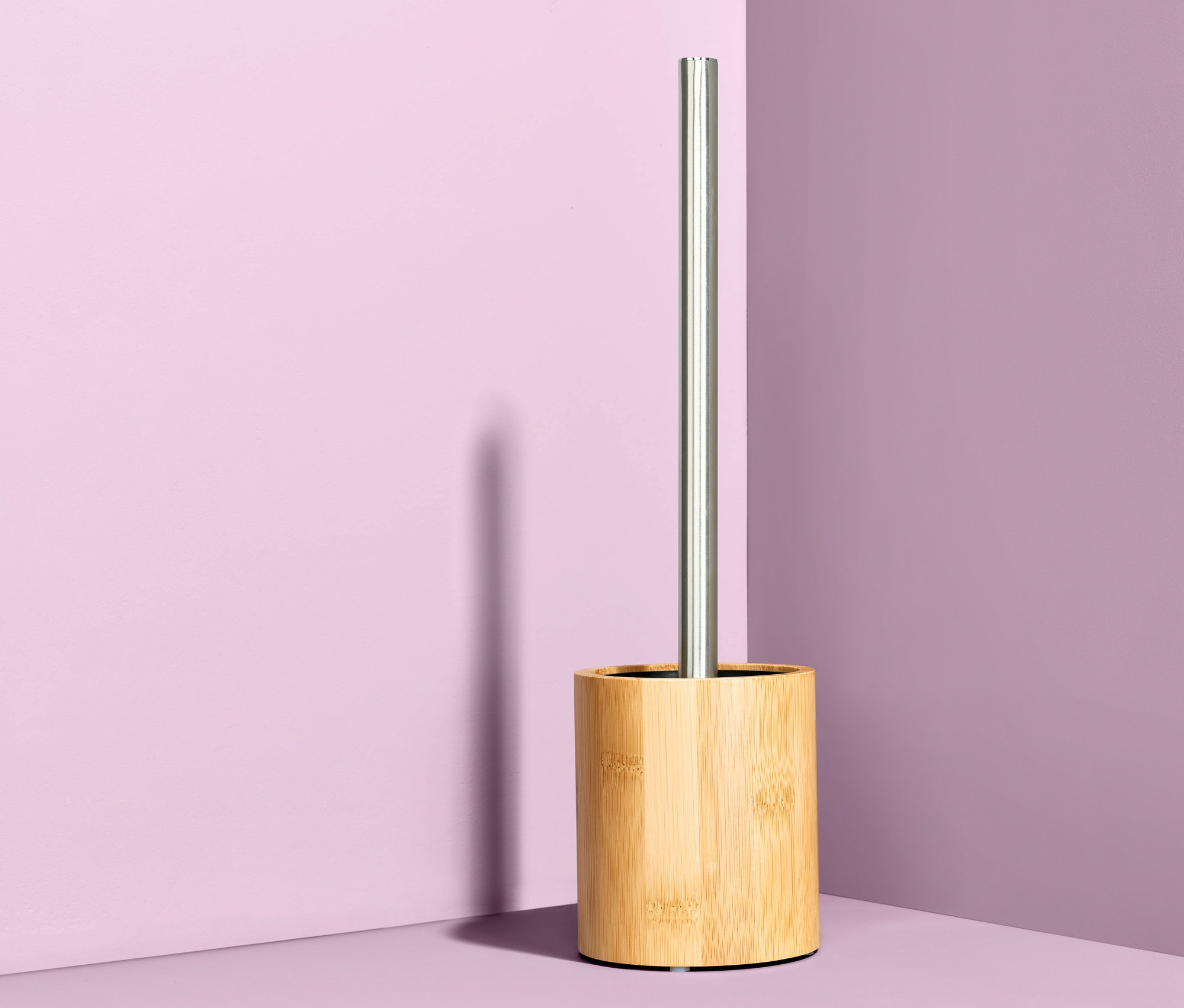 Bambu haznesi olan tuvalet fırçası bir köşede duruyor.