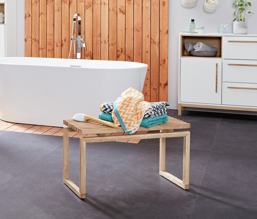 Lavabo dolabı, meşe merdiven şeklinde elbise askısı ve jakarlı banyo havluları ile banyo içi.