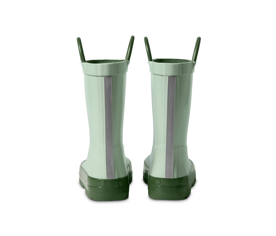 Bir çift yeşil renkli, kulplu ve arkasında reflektör şerit bulunan yağmur çizmesi.