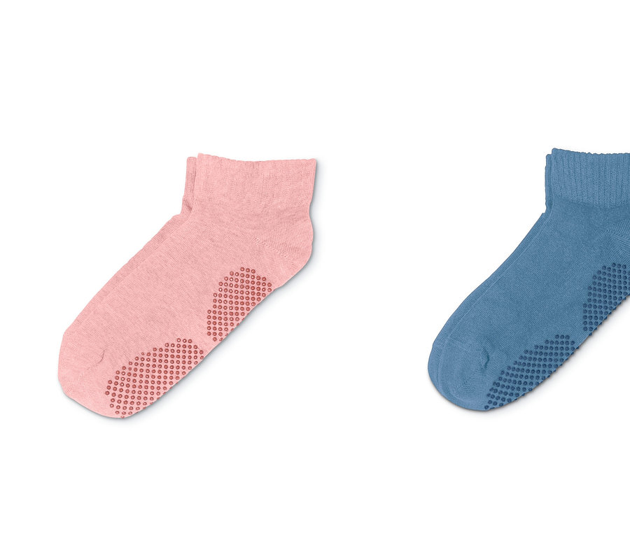 Pembe ve mavi renklerde iki çift yoga çorabı.