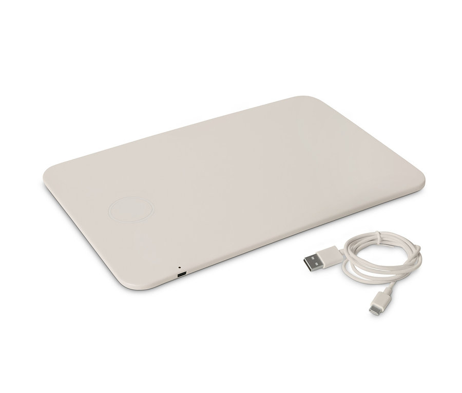 Entegre şarj cihazı ve kablosu olan bej renkli bir mouse pad.