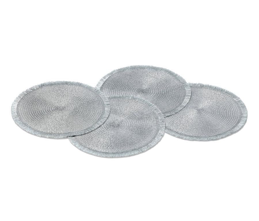 Dört adet gümüş rengi Amerikan servisi.