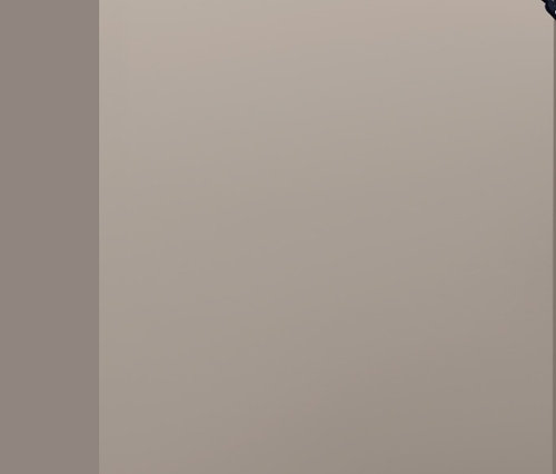 Kadın, kırmızı ve beyaz puantiyeli pileli bir etek tutuyor.