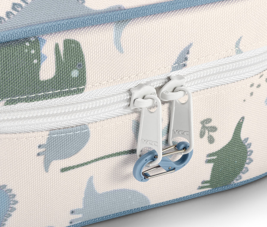 Dinozor desenli ve beyaz fermuarlı ilaç çantası detayı.