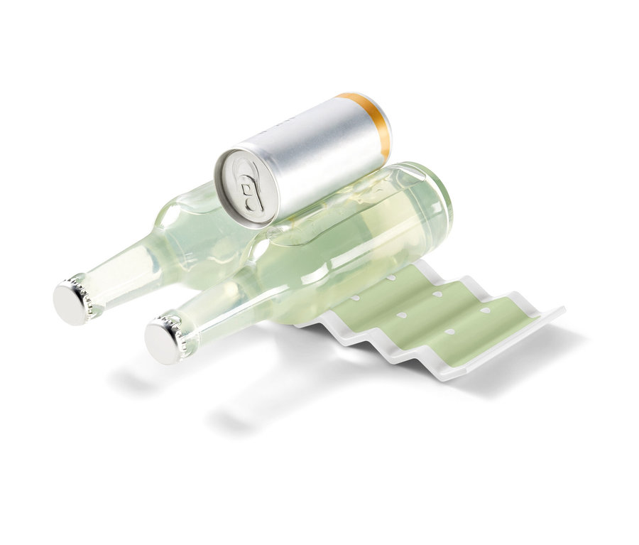 İki şişe ve bir kutu içecek, Buzdolabı İçin Şişe Tutucu üzerinde duruyor.