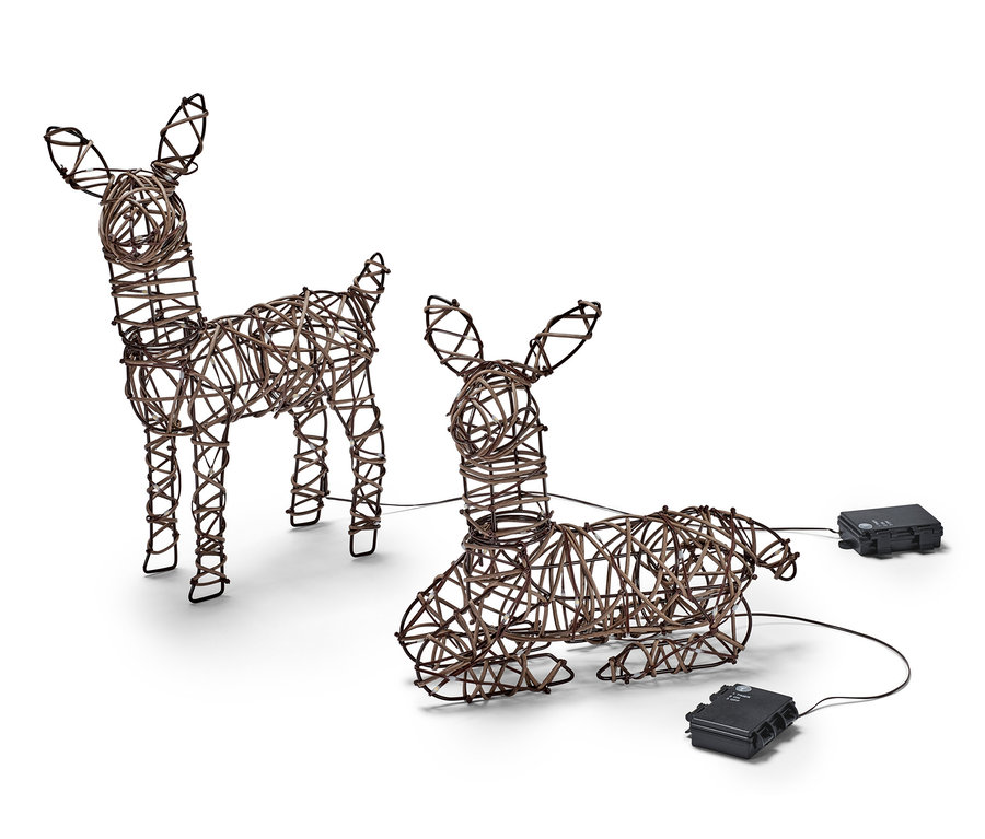 Kahverengi örgülü iki adet LED geyik beyaz bir arka planda duruyor ve yatıyor.