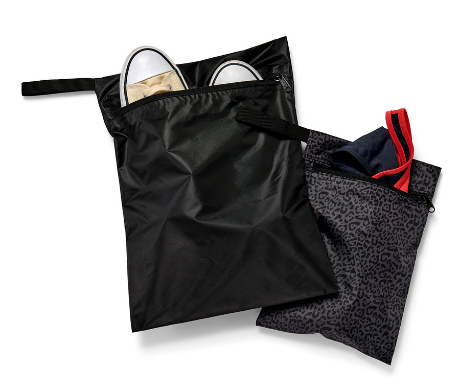 İki adet su geçirmez torba, birinde ayakkabılar, diğerinde giysiler.