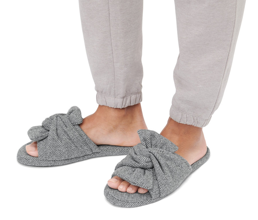 Gri eşofmanlı ve ev terlikli ayaklar.