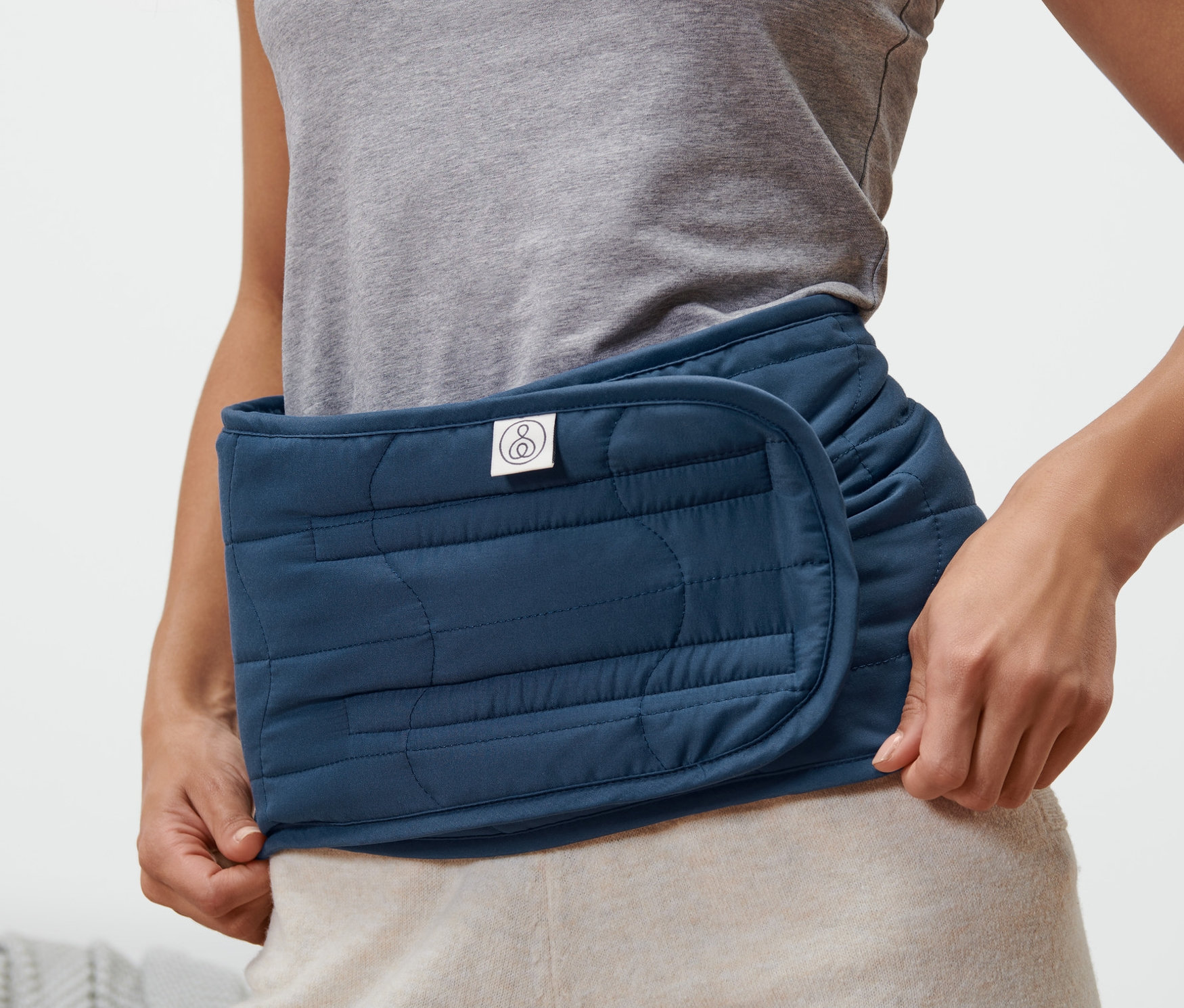 Kadın böbrek ısıtıcısı takıyor.