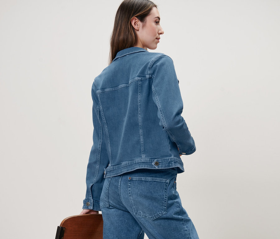 Arkadan kot ceketli kadın