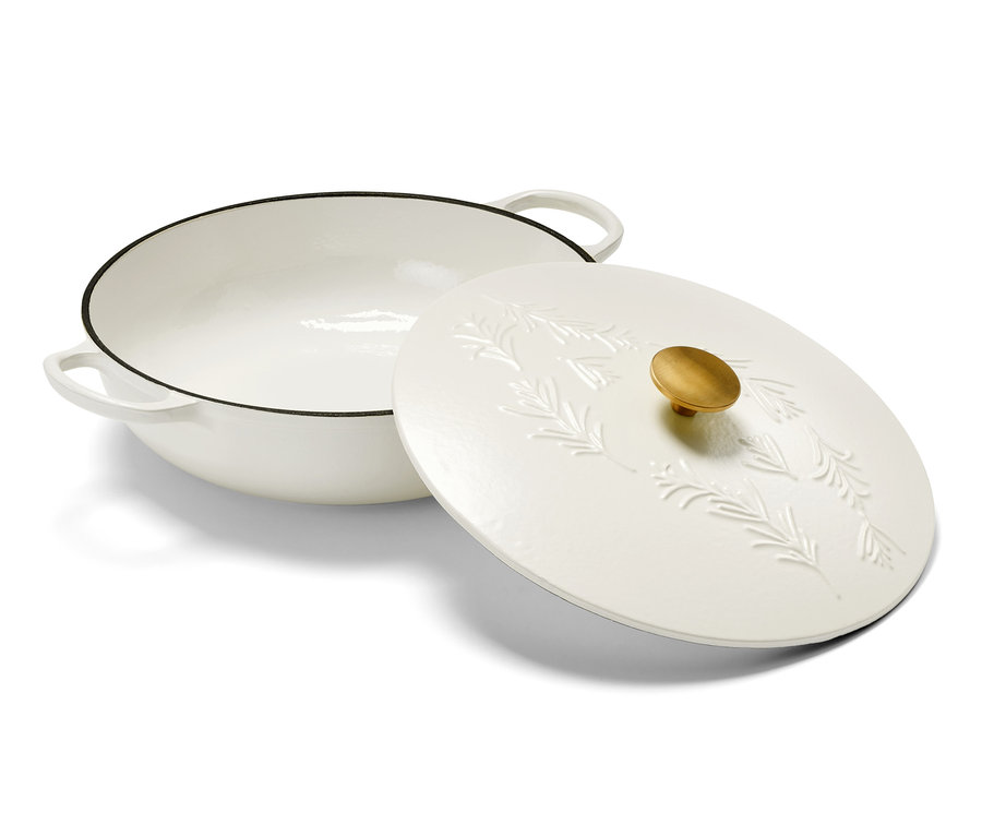 Kapaklı ve altın kulplu beyaz dökme demir servis tavası.