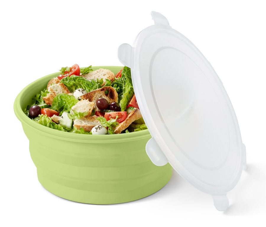 İçinde salata olan yeşil, katlanabilir bir salata kasesi ve yanında beyaz bir kapak.