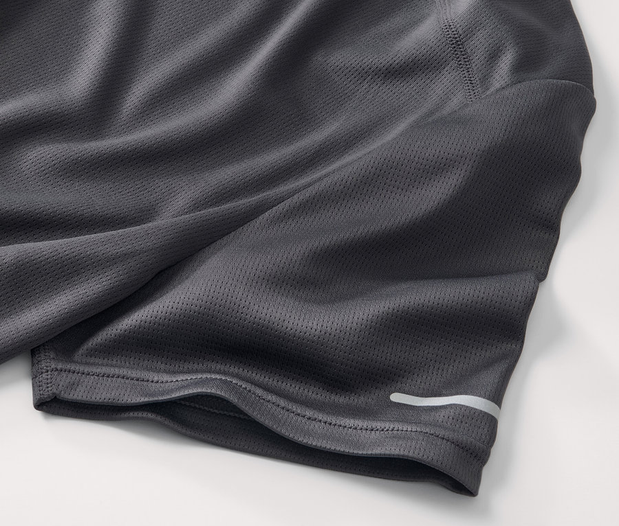 Gri fonksiyonel tişörtün yakın çekimi.