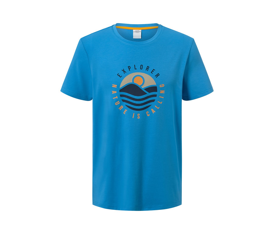 Dağ ve yazı baskılı mavi tişört.